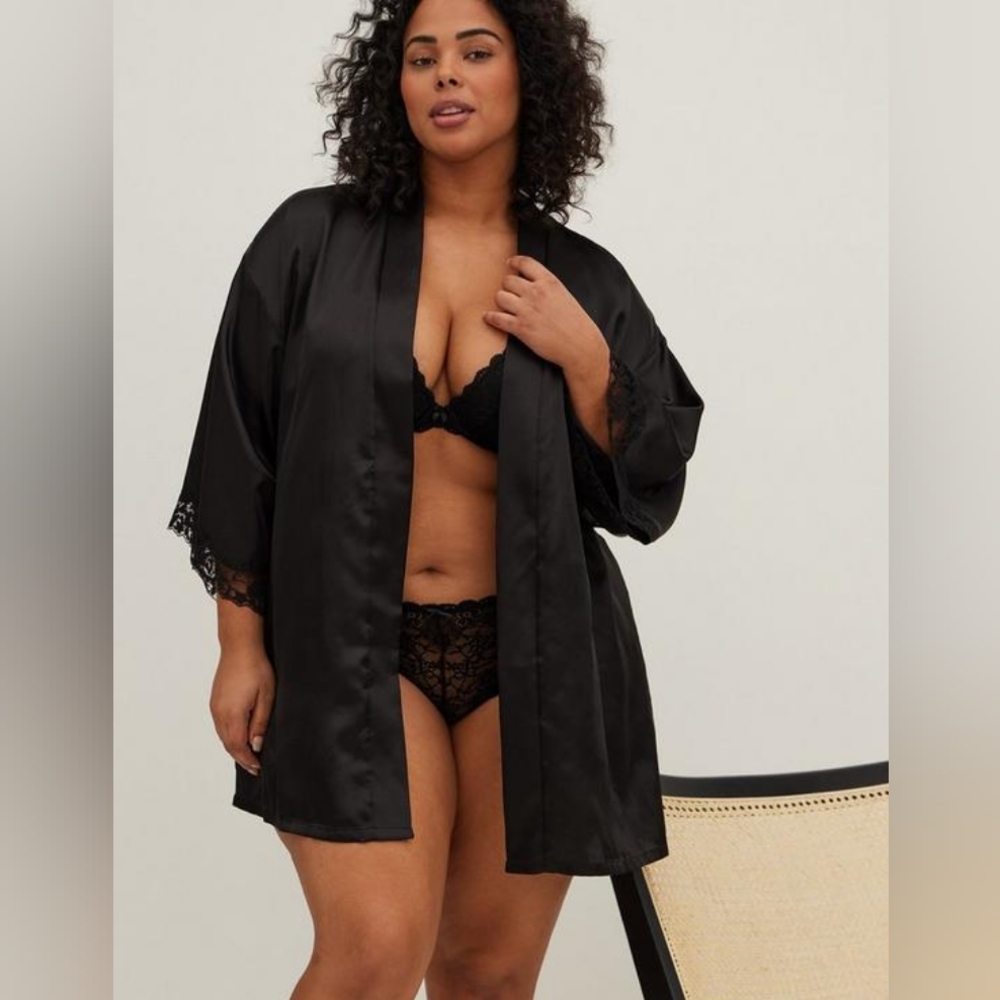 Torrid Satin And Lace Short Lingerie Robe‎ NWT size 3/4 black